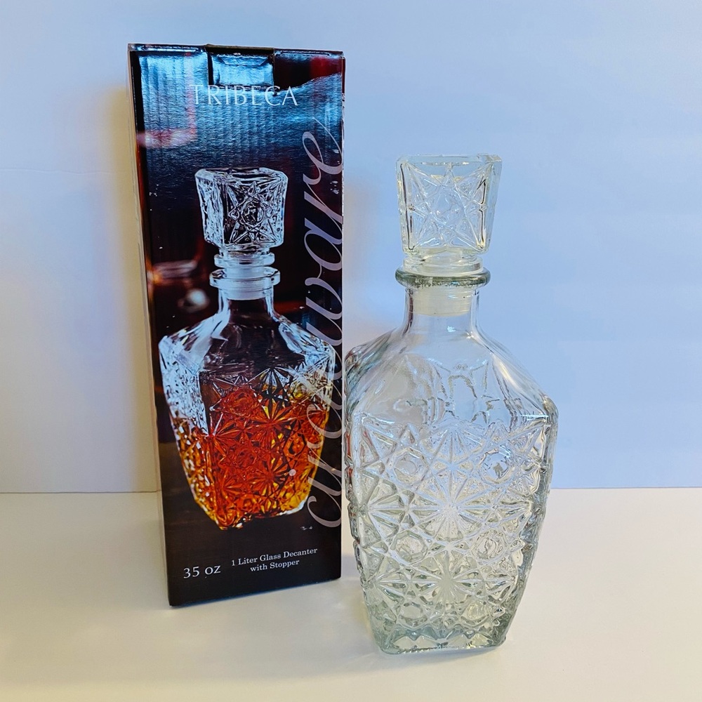 Glass decanter with stopper